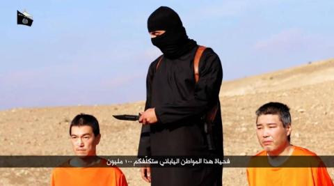 Kenji  cùng con tin Yukawa (phải) trong đoạn video dọa giết của khủng bố IS