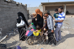 Một gia đình ở Iraq chạy trốn khủng bố IS đến nơi trú ẩn do người Kurd kiểm soát
