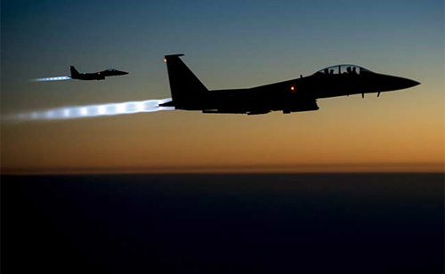 Hai chiến đấu co F-15E Strike Eagles của Mỹ bay trên bầu trời Iraq sau khi tiến hành các cuộc không kích chống lại khủng bố IS