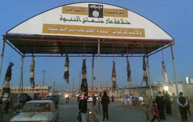 Thi thể của 8 tù nhân bị khủng bố IS treo lơ lửng tại lối vào thành phố Hawija 