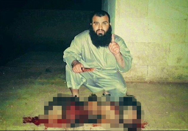 Tên khủng bố IS trong ảnh chụp cùng với những tù nhân bị treo được cho là Abu Al-Rahman