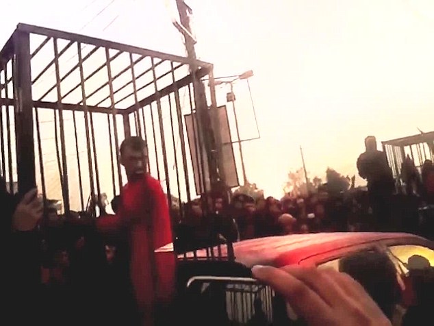 Hình ảnh những tù nhân người Kurd bị khủng bố IS nhốt trong lồng và diễu hành trên đường phố ở Hawija 