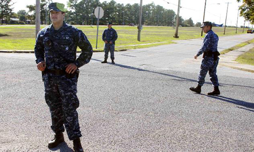 Lính Mỹ đứng đảm bảo an ninh ở phía ngoài căn cứ hải quân tại Millington, bang Tennessee, hồi tháng 10/2013