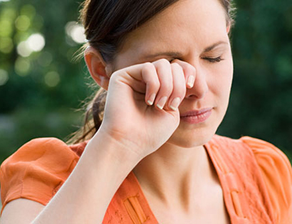 Kính áp tròng màu kém chất lượng có thể là nguyên nhân gây bệnh đau mắt đỏ