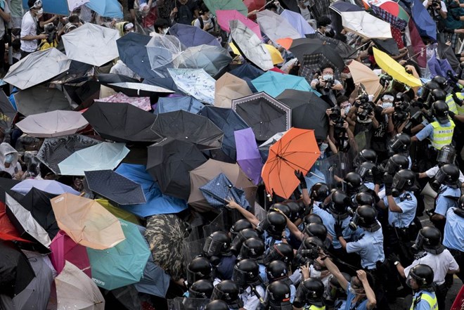 Cảnh sát vất vả ngăn chặn cuộc biểu tình của người dân Hongkong