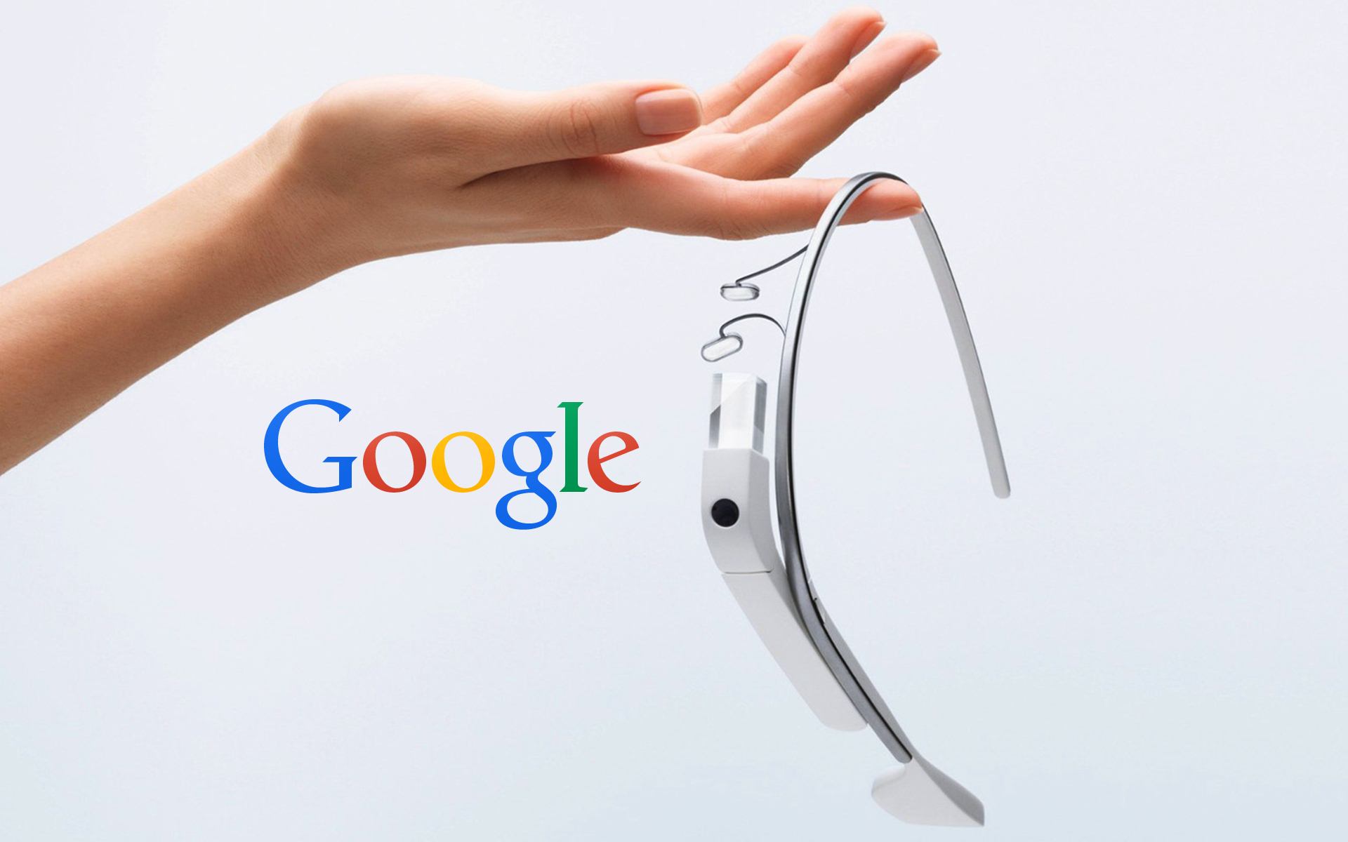 Kính Google Glass có phần thiết bị chiếu và camera che lấp tầm nhìn ngoại vi bên phải của người dùng
