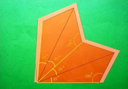 Đầu tiên vẽ một tam giác góc tù 120 độ, tiếp tục vẽ một tam giác thứ 2 đối xứng với nó qua cạnh huyền