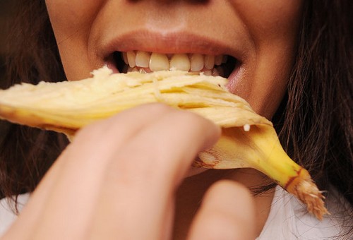 Một trong những cách làm trắng răng là dùng vỏ chuối