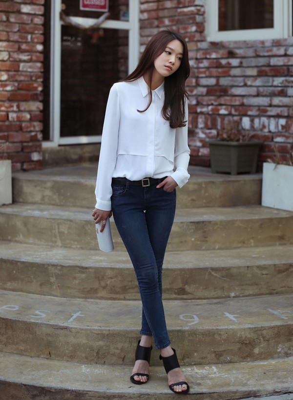Kết hợp sơ mi trắng và quần jeans vừa đơn giản vừa trẻ trung để mặc đẹp mỗi ngày