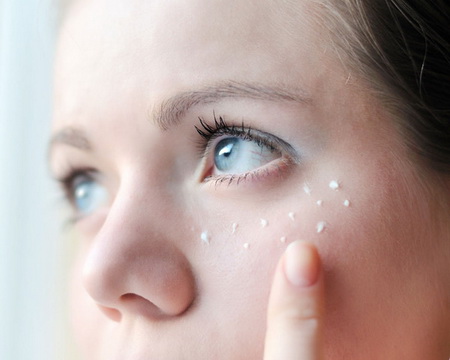 Kem dưỡng ẩm cho vùng da quanh mắt giúp cải thiện khuyết điểm của đôi mắt kém xinh