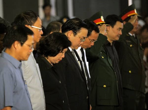 Đoàn đại biểu Chính phủ do Phó Thủ tướng Hoàng Trung Hải dẫn đầu vào viếng. 