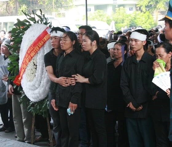 hàng ngàn người là thân nhân, đồng đội các chiến sỹ hy sinh đã có mặt tại nhà tang lễ quốc gia