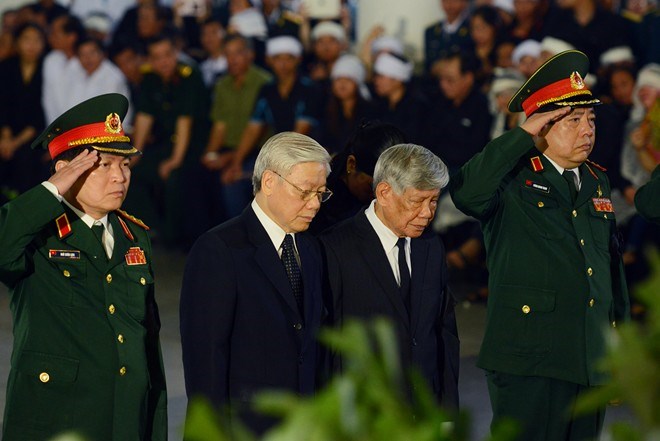 Đoàn đại biểu Quân ủy Trung ương do Tổng Bí thư Nguyễn Phú Trọng, Bí thư Quân ủy Trung ương; nguyên Tổng Bí thư Lê Khả Phiêu dẫn đầu đã vào viếng.