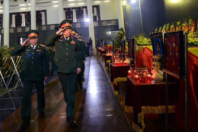 Bộ trưởng Bộ Quốc phòng, Đại tướng Phùng Quang Thanh cùng các lãnh đạo Bộ Quốc phòng đã tới viếng anh linh các chiến sĩ hy sinh. 