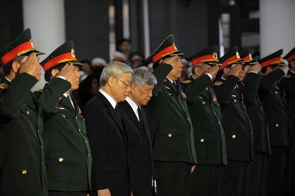 Đoàn đại biểu Quân ủy Trung ương do Tổng Bí thư Nguyễn Phú Trọng, Bí thư Quân ủy Trung ương; nguyên Tổng Bí thư Lê Khả Phiêu dẫn đầu đã vào viếng.