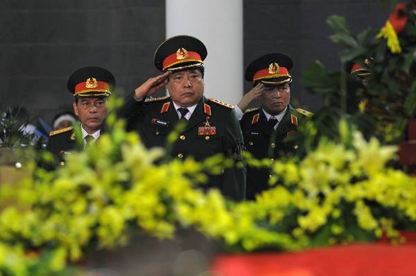 Bộ trưởng Bộ Quốc phòng, Đại tướng Phùng Quang Thanh cùng các lãnh đạo Bộ Quốc phòng đã tới viếng anh linh các chiến sĩ hy sinh. 