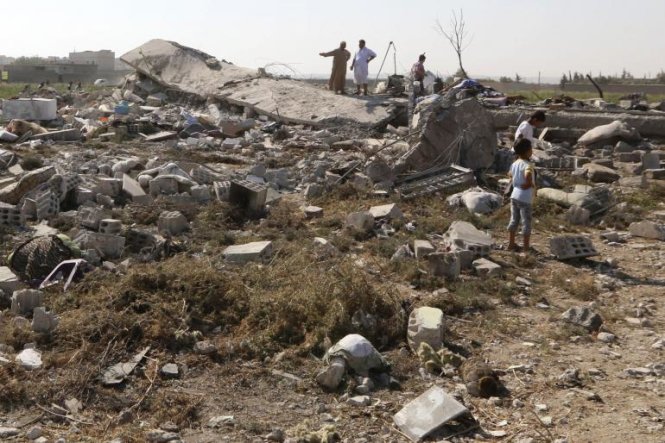 Nhà dân bị hư hại sau một vụ máy bay quân sự rơi ở Syria