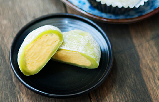 Bánh Mochi trà xanh nhân kem tươi có màu sắc bắt mắt và hương vị mới lạ 