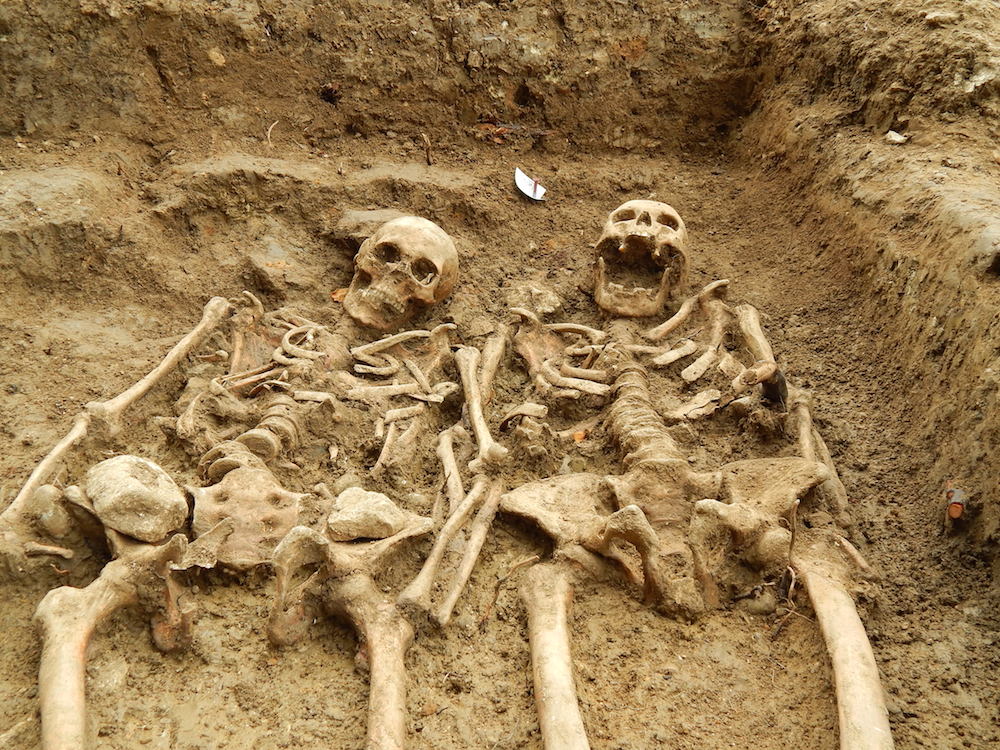 Hai bộ xương vẫn nắm tay nhau trong suốt 700 năm 