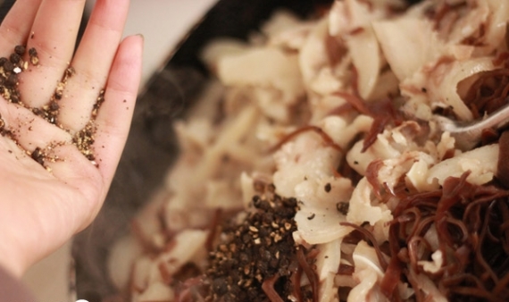 Cho một ít dầu vào chảo đun nóng rồi cho hành vào phi thơm, sau đó cho thịt vừa ướp vào xào cùng