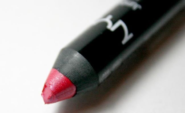 Chì kẻ môi Jumbo Lip Pencil dạng kem của NYX giúp lên màu đẹp và đều