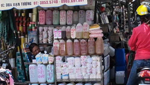 Chợ Kim Biên (TPHCM) bán tràn lan hóa chất để làm các loại mỹ phẩm dỏm