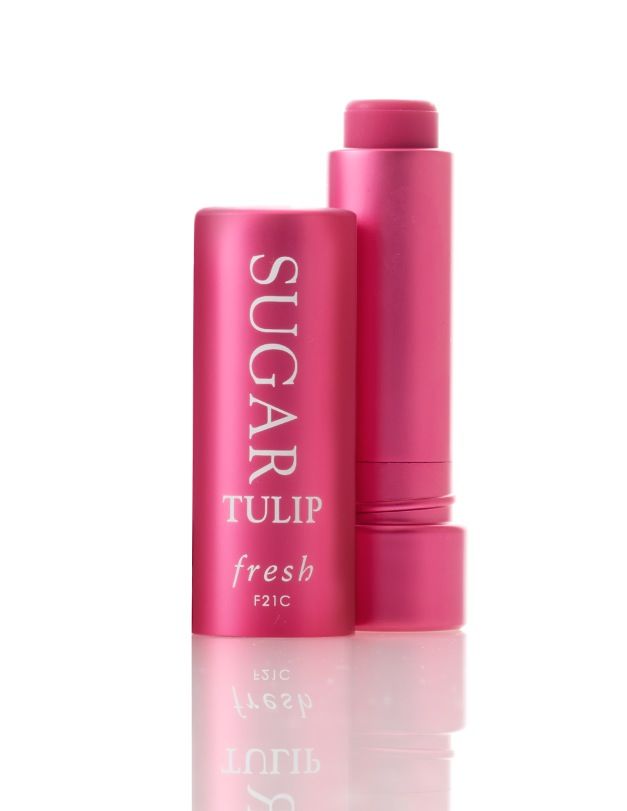 Một thỏi son được đánh giá là mỹ phẩm giá rẻ bảo vệ làn môi xinh là Fresh Sugar Lip Treatment Sunscreen SPF 15 