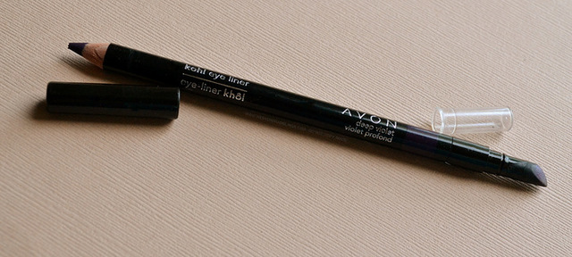 Bút kẻ mắt Avon Ultra Luxury Eyeliner là một loại mỹ phẩm giá rẻ được nhiều người lựa chọn