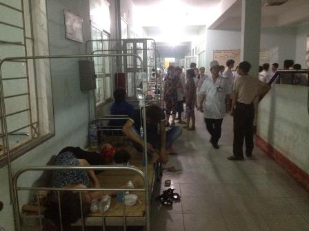 Do số lượng người bị ngộ độc chuyển lên bệnh viện huyên khoảng hơn 100 người cùng lúc nên bệnh viện phải sắp xếp nằm cả ở ngoài hành lang. 