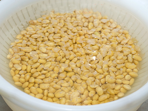Ngâm hạt đậu nành trong 8-10 tiếng