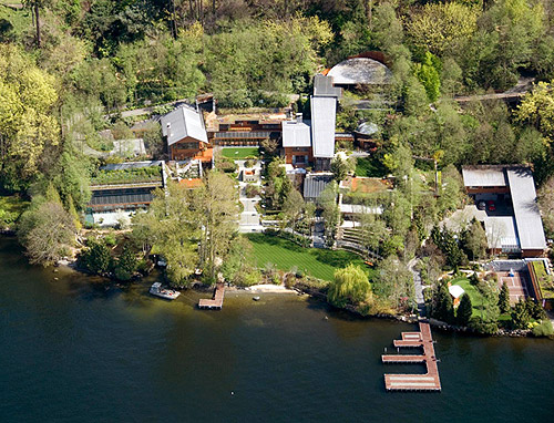 Ngôi biệt thự 123 triệu USD của Bill Gates nằm trên một ngọn đồi nhìn ra hồ Washington Lake, thành phố Medina, tiểu bang Washington (Mỹ)