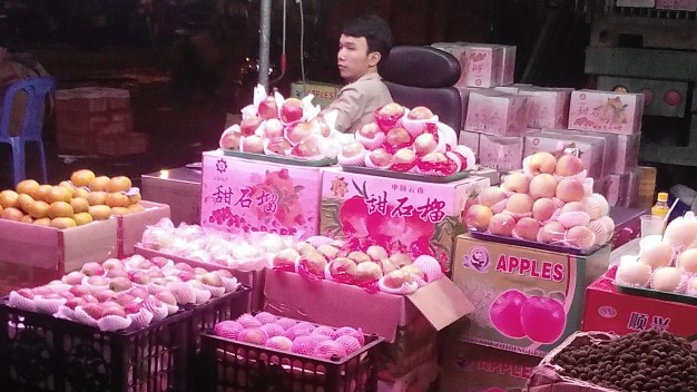 Trái cây Trung Quốc tràn ngập thị trường Việt