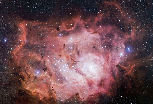 Tinh vân Nebula rộng lớn, nơi các ngôi sao trẻ được sinh ra giữa các đám mây khí và bụi đá tinh tú. Hình ảnh tuyệt đẹp này được ghi lại từ trạm quan sát Paranal, Chile.