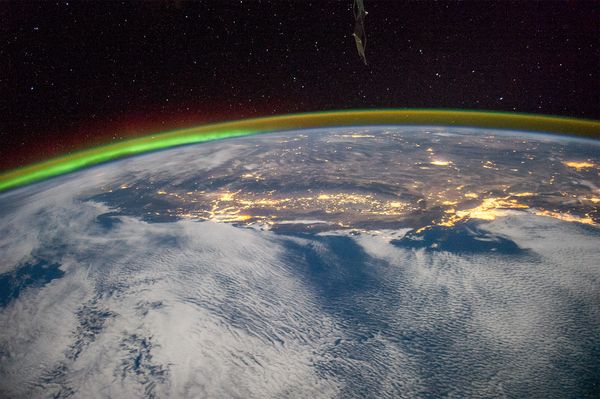 Hình ảnh ban đêm tuyệt đẹp của Trái Đất nhìn từ trạm Vũ trụ Quốc tế, vào thời điểm ánh sáng đèn điện từ Hollywood thắp sáng cả dải bờ biển Thái Bình Dương trong một đêm tháng 10. 