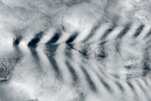 Những đám mây dày đặc che phủ Ấn Độ Dương bị chia rẽ khi gặp đỉnh cao nhất của đảo Amsterdam ở độ cao 867m.