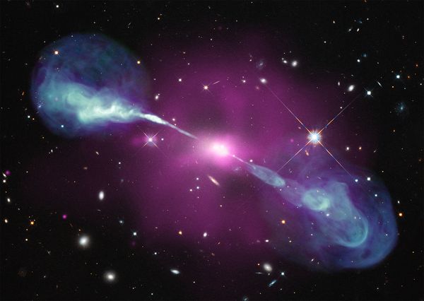 Kính thiên văn X-quang Chandra của Nasa đã ghi lại được phần lõi sáng chói của thiên hà Hercules A cùng những đám mây khí siêu nóng màu xanh và tím xung quanh.