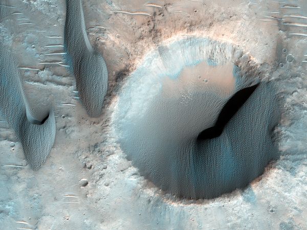 Miệng hố khổng lồ đang “nuốt chửng” những đụn cát trên bề mặt Sao Hỏa. 