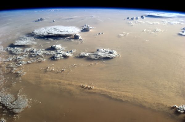 Bức ảnh được chụp từ Trạm Vũ trụ Quốc tế vào thời điểm bụi từ sa mạc Sahara đang nhấn chìm Châu Phi. 