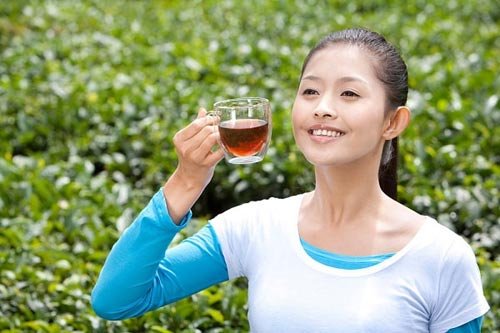 Những người không nên uống trà xanh còn có người già sức khỏe yếu và người bị sỏi thận, bệnh gan