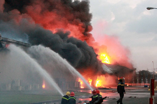 Lực lượng cứu hỏa nỗ lực dập lửa và ngăn không cho đám cháy lan rộng