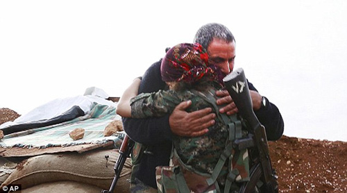 Hai cha con tình cờ gặp lại nhau trên mặt trận chống khủng bố IS