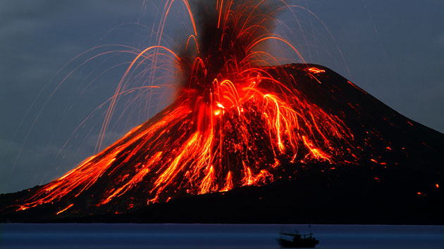 Núi lửa Krakatau phun trào dữ dội