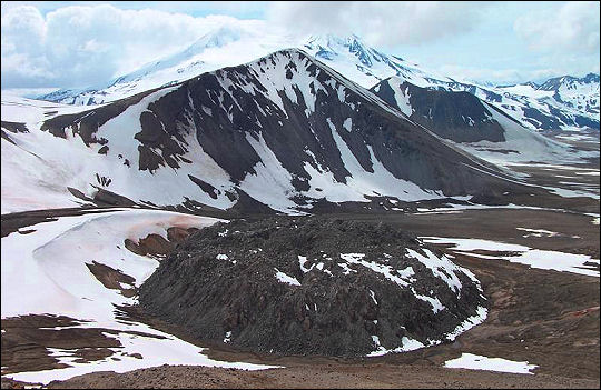 Núi lửa Novarupta nằm trong Vành đai lửa Thái Bình Dương. 