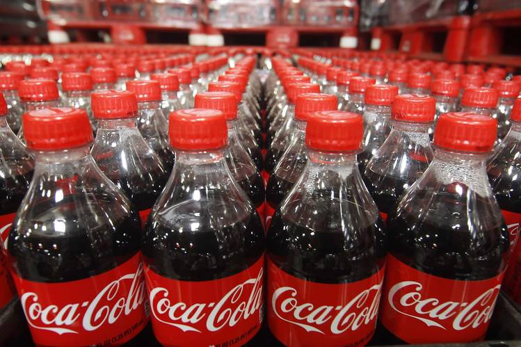 Hai công ty nước giải khát lớn Pepsi, Coca-Cola đang đối mặt với khó khăn
