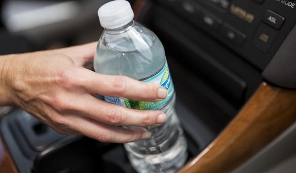 Nước đóng chai lâu ngày trong môi trường nóng ẩm có thể sản sinh ra hóa chất độc hại