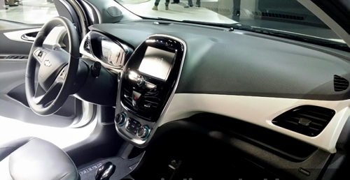 Nội thất Chevrolet Spark 2016 với vật liệu chất lượng cao hơn cũng như tích hợp các công nghệ mới