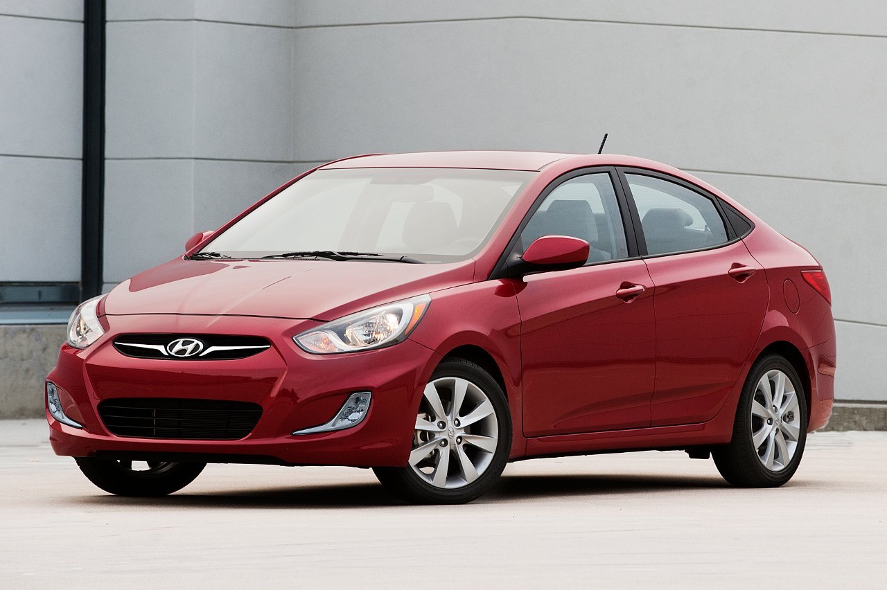 Hyundai Accent với kiểu dáng trẻ trung là một mẫu xe ô tô 5 chỗ giá rẻ dưới 600 triệu đồng