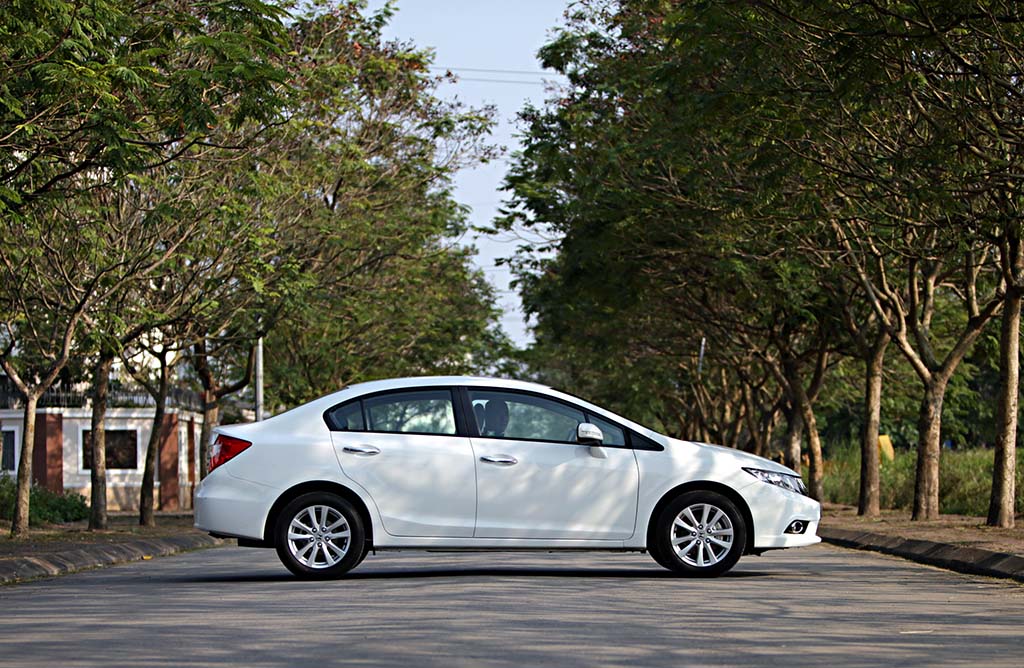 Không chỉ có kiểu dáng thể thao, trang bị hệ thống tiết kiệm nhiên liệu, Civic 2015 còn được biết đến là mẫu ô tô giá rẻ