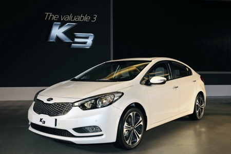 Ô tô Kia K3 thiết kế với phần đuôi xe được vun cao nhưng trông gọn hàng hơn