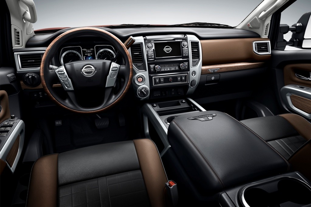 Nội thất của ô tô Nissan Titan mới khá sang trọng với những chi tiết trang trí bằng da và vải